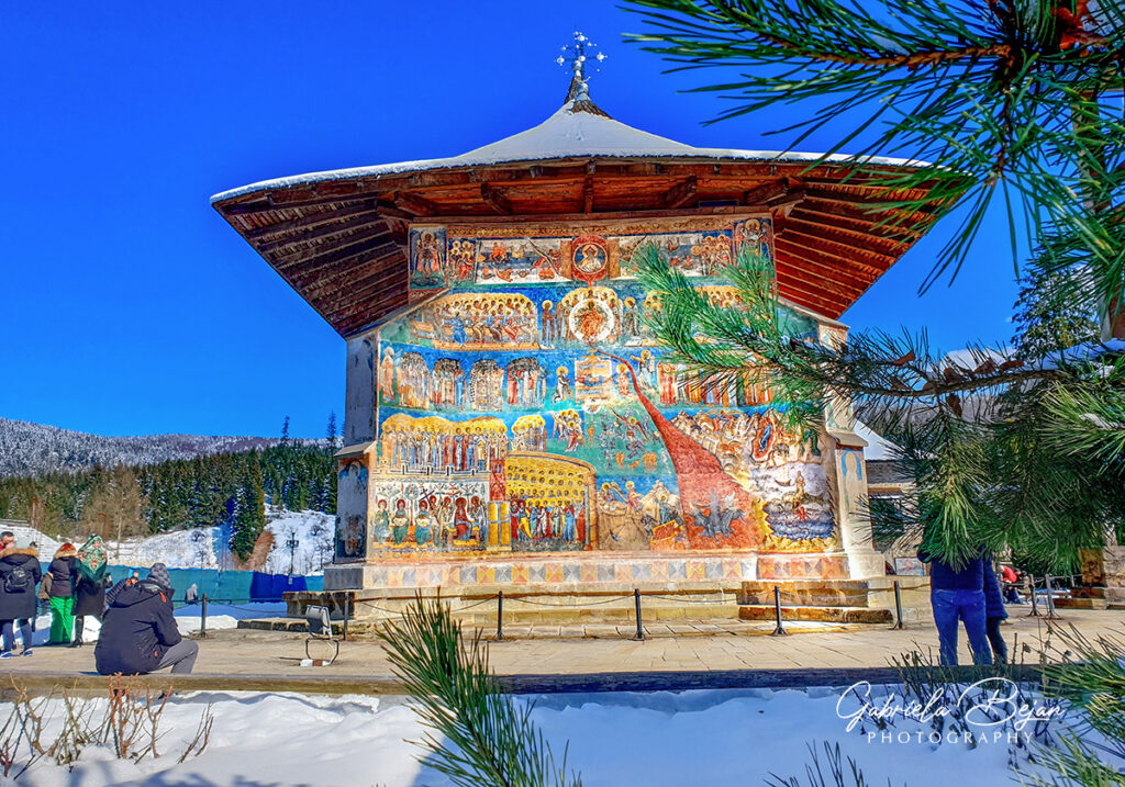 fotografie sedinte foto editare botez obiective turistice evenimente scolare Manastirea Voronet turism bucovina