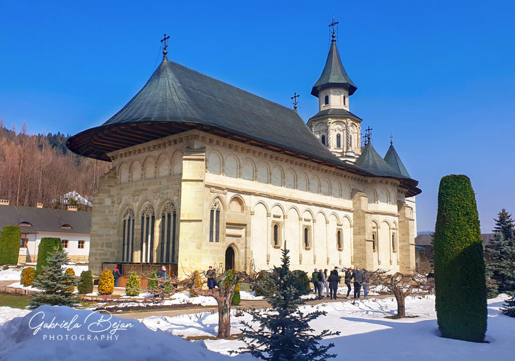 fotografie sedinte foto editare botez obiective turistice evenimente scolare manastirea putna turism bucovina