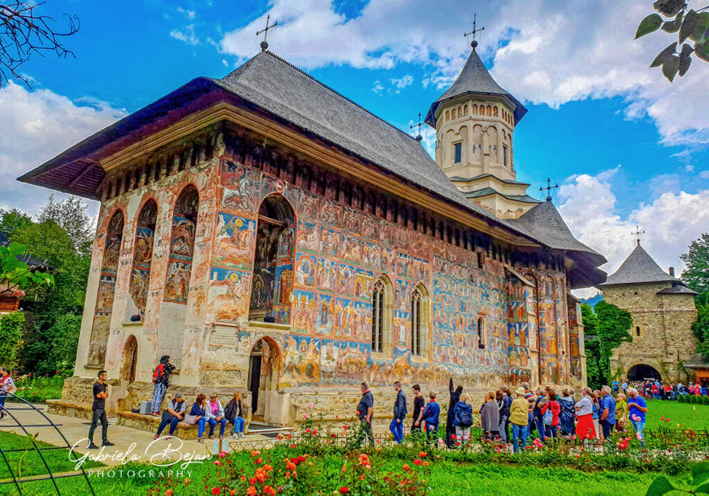 fotografie sedinte foto editare botez obiective turistice evenimente scolare manastirea moldovita turism bucovina